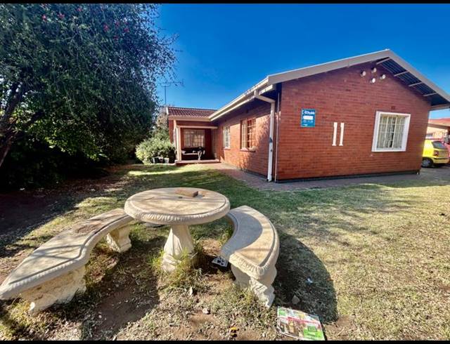 3 BEDROOM HOUSE FOR SALE IN VANDERBIJLPARK CE 2